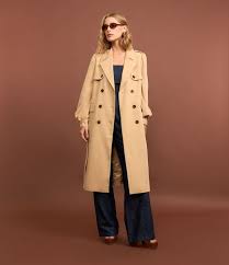 O Trench Coat: Elegância Funcional para Dias Frios e Chuvosos